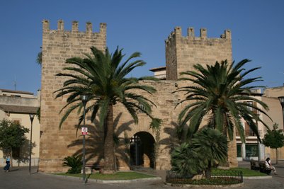 Espanjalaisen Alcudia kaupungin muurin portti Mallorcalla