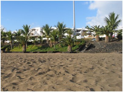 Espanja Kanariansaaret Lanzarote hiekkaranta Puerto del Carmenissa uimaranta uiminen